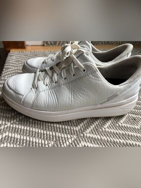 *KIZIK* Women's 9 White Sydney leather Sneakers